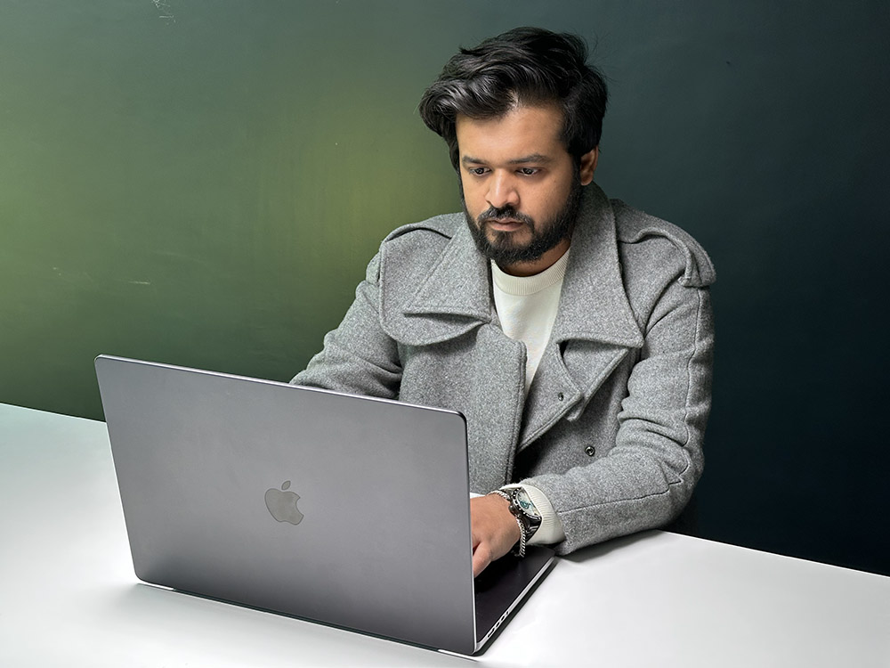 Foto de uma pessoa (Akshay Gangwar da Moyens I/O) usando o M4 Pro MacBook Pro