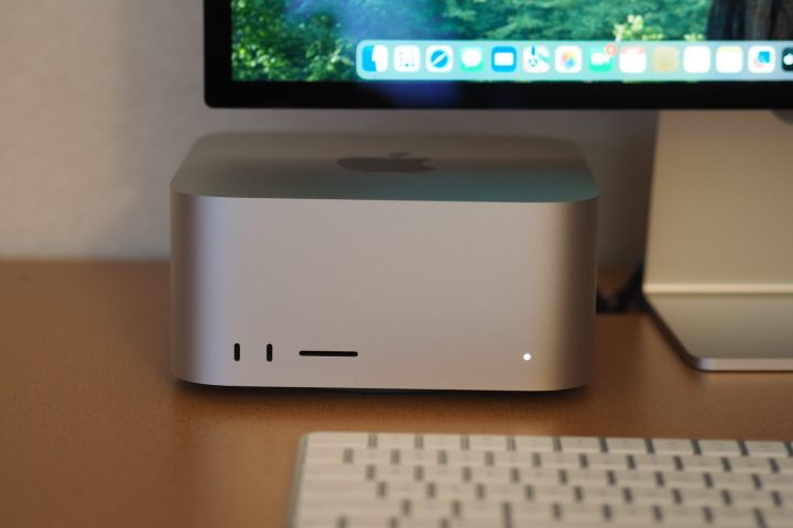 Apple Mac Studio 2025 Vista frontal mostrando portas frontais.