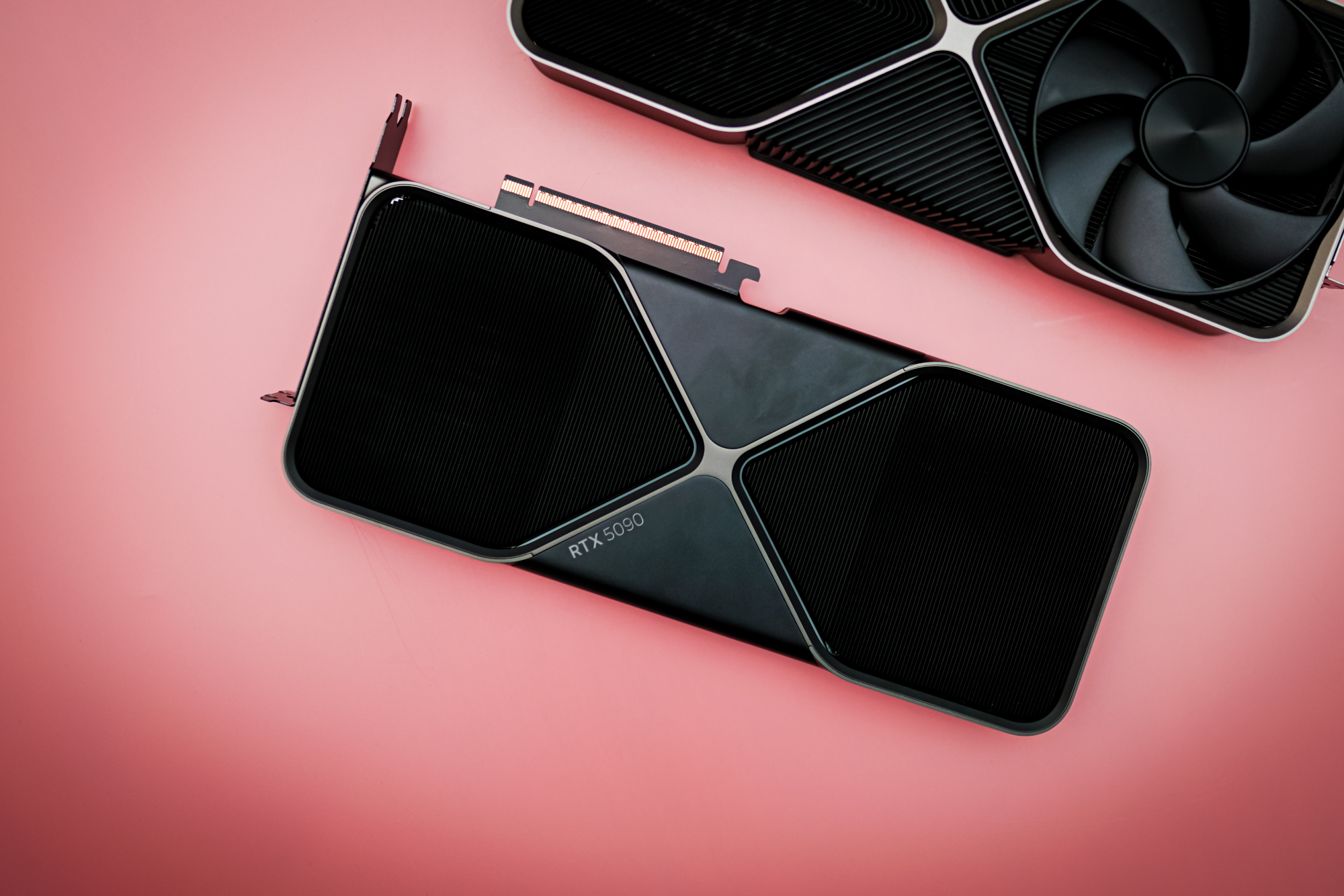 A RTX 5090 sentada em um fundo rosa.