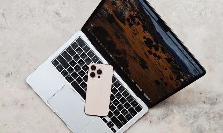 iPhone em cima de um MacBook Air.