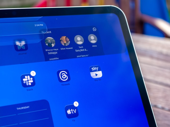 Efeito Liquid Glass no beta público do iPadOS 26 rodando no iPad Pro M4 de 11 polegadas