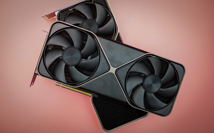 A RTX 5090 em cima da RTX 4080.