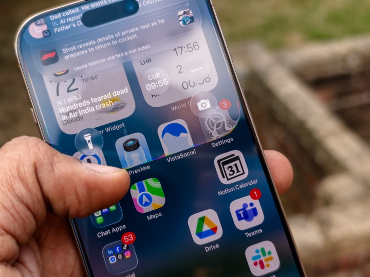 Rolando para baixo para revelar o centro de notificações no Liquid Design na versão beta para desenvolvedores do iOS 26 rodando no iPhone 16 Pro