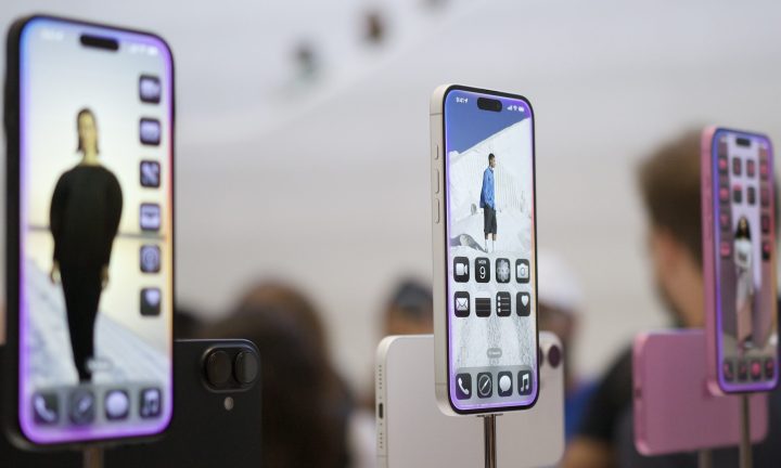 Modelos do iPhone 16 em exibição no Apple Park.