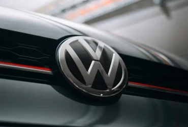 VW Muda de Direção: Fecha Fábrica na Alemanha, Foca em Pesquisa de IA