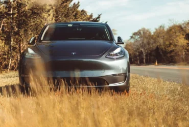 Processo da Tesla: Chamada para o 911 de Motorista Preso Antes da Morte