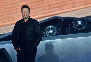Dono de Cybertruck processa Tesla por acidente com FSD, chama Musk de negligente