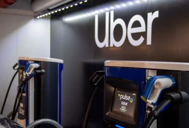 Uber e Rivian fazem parceria para implantar 50 mil robotáxis com investimento de US$ 1,25 bilhão