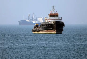 Preços do Petróleo Disparam Após Irã Atacar EAU; EUA Afundam 6 Barcos, Risco em Hormuz