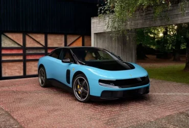 Ferrari Substitui Diretor de Marketing Após Polêmica de Jony Ive sobre o EV
